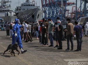 Foto Evakuasi 99 ABK Kapal MV Costa Mediterania