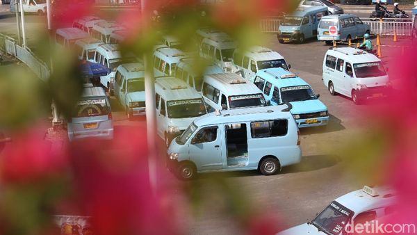 PSBB Ketat Bikin Angkot Sepi Penumpang