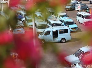 PSBB Ketat Bikin Angkot Sepi Penumpang