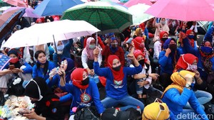 Berpayung Warna-warni, Buruh di Bandung Tolak Omnibus Law