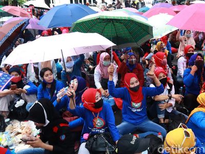 Berpayung Warna-warni, Buruh di Bandung Tolak Omnibus Law