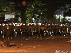 Polisi Semprotkan Gas Air Mata dan Water Cannon Bubarkan Massa di Gedung DPRD Jabar