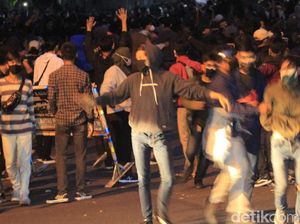 Demonstran Ricuh di DPRD Jabar, Polisi Tangkap 10 Orang Demonstran Ricuh di DPRD Jabar, Polisi Tangkap 10 Orang