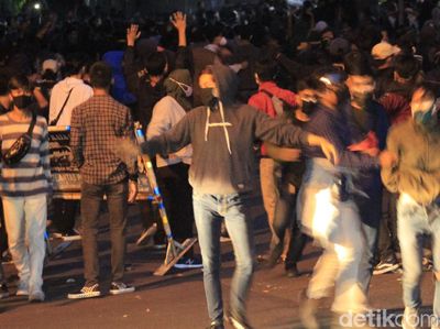 Ricuh Demo Omnibus Law di Gedung DPRD Jabar
