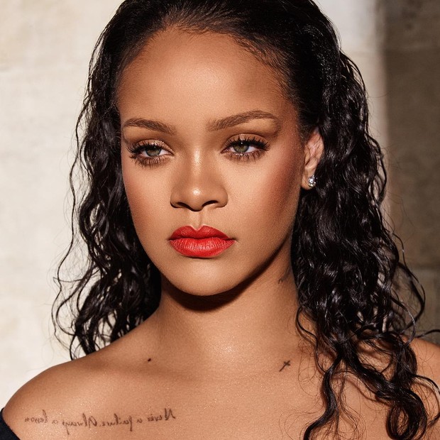 Pemilik nama asli Robyn Rihanna Fenty, penyanyi tersebut menggunakan nama belakangnya untuk usaha bisnis yang tidak terkait dengan karier musiknya agar tidak menyamakan keduanya.