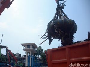 Dinas LH DKI Angkut 1.596 Meter Kubik Sampah di 3 Pintu Air
