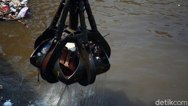 48 Meter Kubik Sampah Diangkut di Pintu Air Manggarai