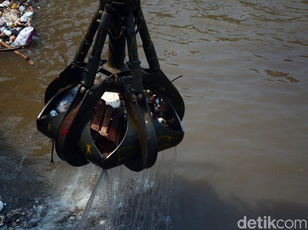 48 Meter Kubik Sampah Diangkut di Pintu Air Manggarai