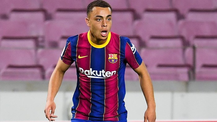 BARCELONA, SPAIN - OCTOBER 04: Sergiño Dest of FC Barcelona looks on during the La Liga Santander match between FC Barcelona and Sevilla FC at Camp Nou on October 04, 2020 in Barcelona, Spain. Football Stadiums around Europe remain empty due to the Coronavirus Pandemic as Government social distancing laws prohibit fans inside venues resulting in fixtures being played behind closed doors. (Photo by David Ramos/Getty Images)