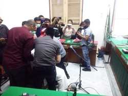 Febi Nur Amelia Pingsan Usai Dengar Vonis Bebas Kasus Tagih Utang Bu Kombes