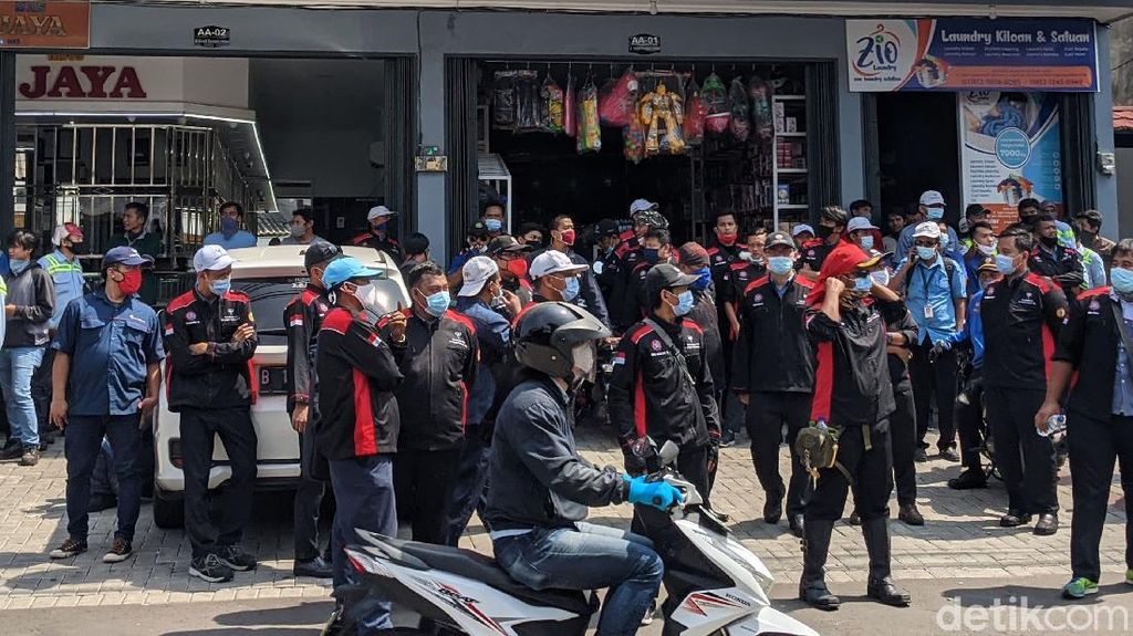 Foto Suasana Persiapan Aksi Tolak Omnibus Law di Tangerang Foto Suasana Persiapan Aksi Tolak Omnibus Law di Tangerang