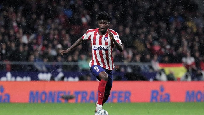 MADRID, SPAIN - DECEMBER 01: Thomas Teye Partey of Atletico de Madrid controls the ball during the Liga match between Club Atletico de Madrid and FC Barcelona at Wanda Metropolitano on December 01, 2019 in Madrid, Spain. (Photo by Gonzalo Arroyo Moreno/Getty Images)