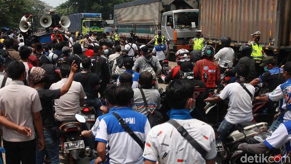 TNI-Polri Kawal Ketat Demo Buruh di Jatiuwung Tangerang
