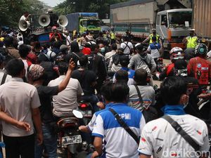 TNI-Polri Kawal Ketat Demo Buruh di Jatiuwung Tangerang