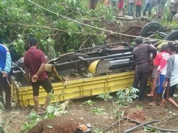 Truk Bermuatan Pasir Terguling di Brebes, Sopir Tewas
