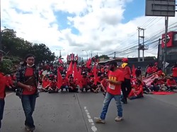 Tutup Jalan Rancaekek-Cileunyi, Ratusan Buruh Tolak UU Cipta Kerja!