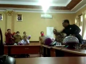Detik-detik Ketua Komisi III DPRD dari PDIP Pecahkan Gelas saat Rapat Detik-detik Ketua Komisi III DPRD dari PDIP Pecahkan Gelas saat Rapat