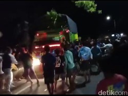 Viral Video Truk Sarat Muatan Terobos Ajang Balapan Liar di Situbondo