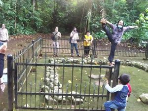 Jangan Ditiru! Wisatawan Nakal Injak Batu Petilasan Ciamis