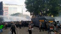Ada Aksi Lempar Botol-Batu, Polisi Semarang Tembakkan Gas Air Mata