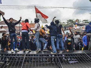 Potret Massa Aksi Dobrak Gerbang DPRD Kota Tasikmalaya