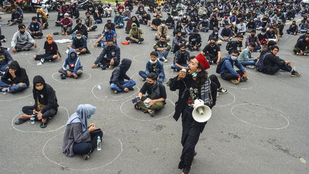 Massa dari aktivis mahasiswa, buruh dan masyarakat menggelar aksi unjuk rasa di Kantor DPRD Kota Tasikmalaya, Jawa Barat, Rabu (7/10/2020). Aksi tersebut menolak pengesahan UU Cipta Kerja yang telah disahkan oleh DPR RI karena dinilai sudah menciderai hak-hak buruh. ANTARA FOTO/Adeng Bustomi/foc.