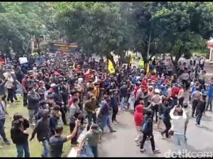 Demo di Tasikmalaya Ricuh, Massa Jebol Pagar-Sweeping Anggota DPRD Demo di Tasikmalaya Ricuh, Massa Jebol Pagar-Sweeping Anggota DPRD