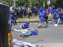 Video Demo di Jababeka Rusuh, 6 Mahasiswa Dilarikan ke RS