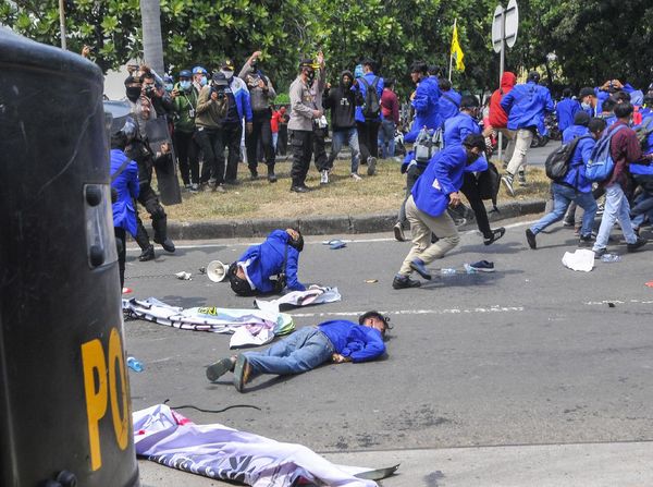 Mahasiswa Tersungkur Usai Bentrok dengan Polisi di Jababeka