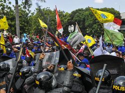 Video Bentrokan Mahasiswa Penolak Omnibus Law dan Polisi di Jababeka!