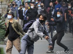 Aksi Penolakan Omnibus Law UU Ciptaker di Bandung Kembali Ricuh