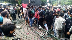 Aksi Protes Tolak UU Cipta Kerja di Semarang Ricuh