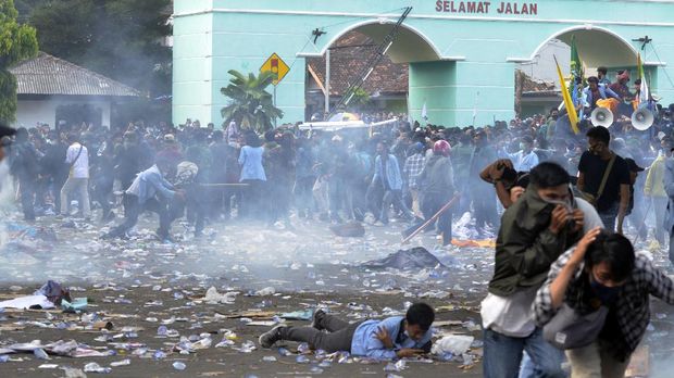 Several students dispersed after colliding with police during a demonstration at Lampung provincial government office, Lampung, on Wednesday (7/10/2020).  The action was a rejection of the job creation bill that was passed by the Indonesian parliament.  BETWEEN PHOTOS / Ardiansyah / foc.