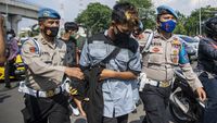 Foto Polisi Temukan Molotov di Demo Palembang, 180 Orang Diamankan