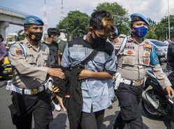 Foto Polisi Temukan Molotov di Demo Palembang, 180 Orang Diamankan