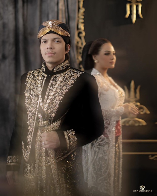 Potret Aurel Hermansyah & Atta Halilintar Pakai Baju Adat Jawa