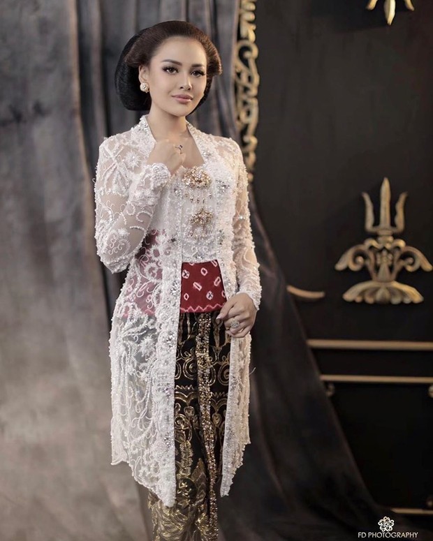 Aurelie hermansyah dengan kebaya kutu barunya
