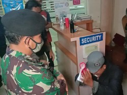 Bapak Berlutut di RS Minta Jasad Anak yang Suspek Corona Dibawa Keluarga