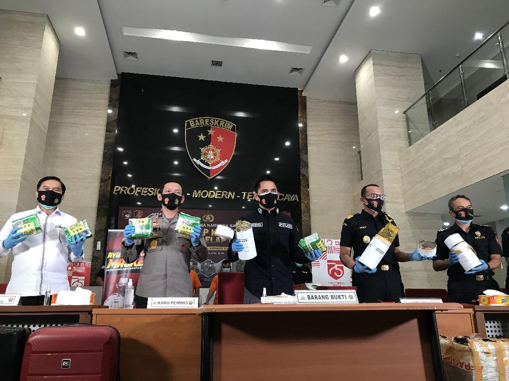 Polisi Ungkap Dua Sindikat Narkoba Internasional, Satu Pelaku Ditembak Mati Polisi Ungkap Dua Sindikat Narkoba Internasional, Satu Pelaku Ditembak Mati