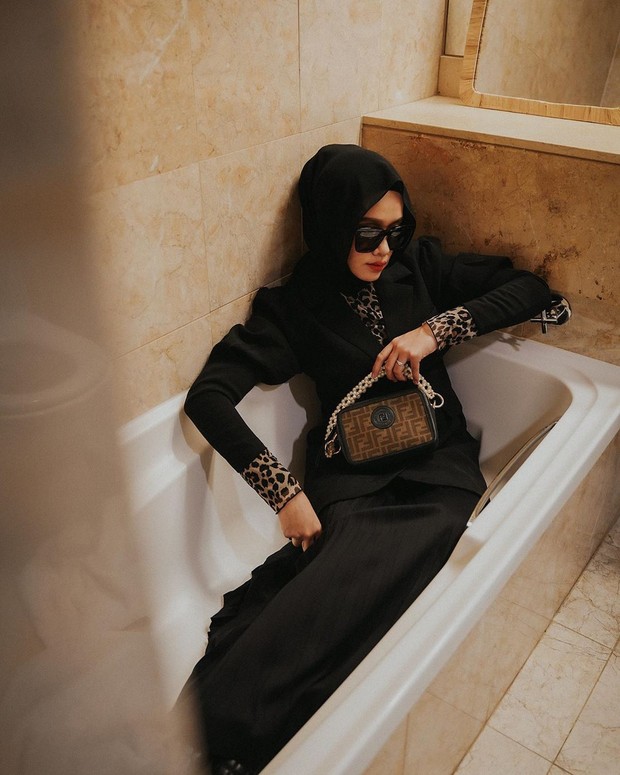Meskipun mengaku lumayan kesulitan karena ruangannya yang sempit, tapi hasil photoshoot yang dilakukan di kamar mandi pun sangat menakjubkan.