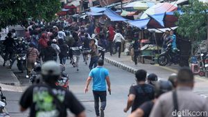 Foto: Pelajar Bentrok dengan Polisi di Palmerah