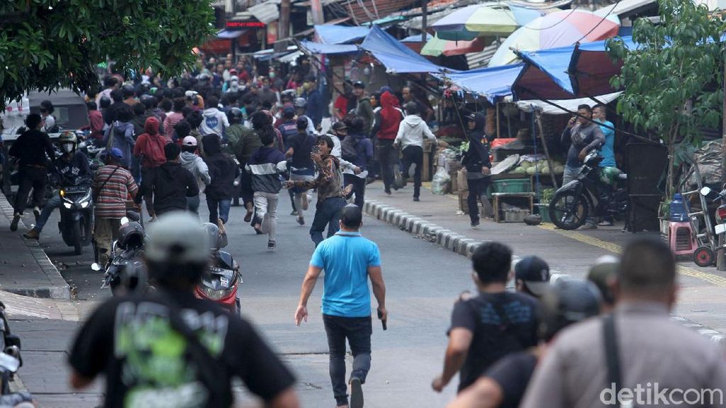 Foto: Pelajar Bentrok dengan Polisi di Palmerah Foto: Pelajar Bentrok dengan Polisi di Palmerah
