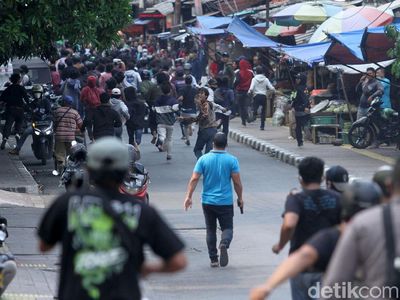 Foto: Pelajar Bentrok dengan Polisi di Palmerah