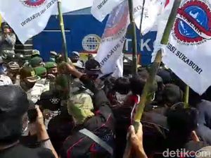 Memanas! Buruh Sukabumi Bergerak Sempat Terobos Area Pabrik