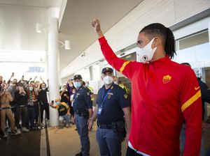 Kembali Ke Roma, Chris Smalling Langsung Disambut Ultras