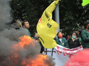 Bakar Ban, Mahasiswa Kembali Kepung Gedung DPRD Jabar