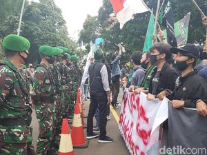 Mahasiswa Gelar Aksi Tolak Omnibus Law di Istana Bogor