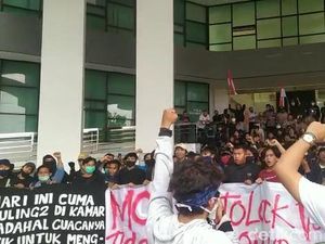 Aksi Mahasiswa, Bakar Ban di Depan Istana Bogor hingga Duduki Gedung DPRD