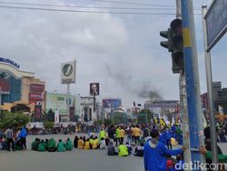 Demo Tolak Omnibus Law, Mahasiswa di Samarinda Blokade Simpang Lembuswana