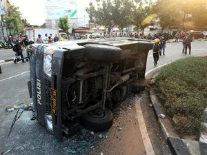 Momen Sekelompok Remaja Rusak Mobil Polisi di Pejompongan